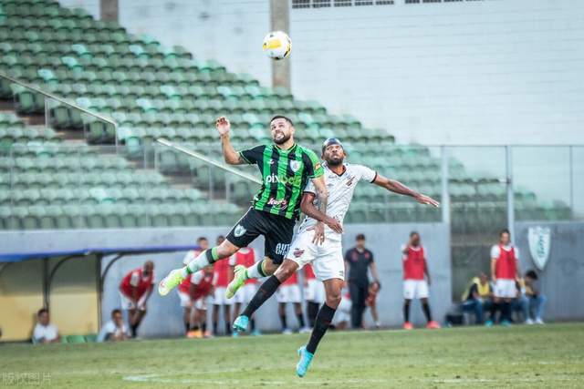 萨林杰32+15+11深圳胜上海 刘铮20分周鹏15分